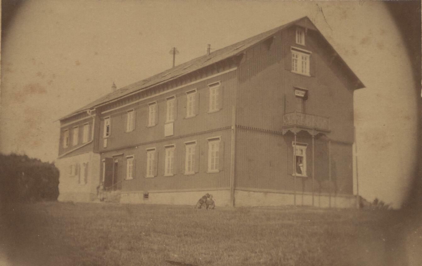 Altes Feld­berghaus nach der Erweiterung