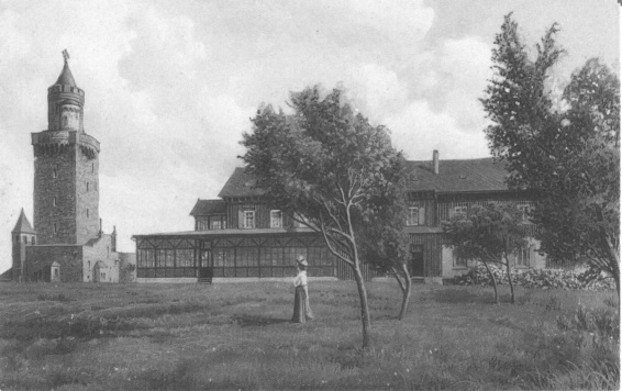 1907 hat das Haus eine Terrasse erhalten