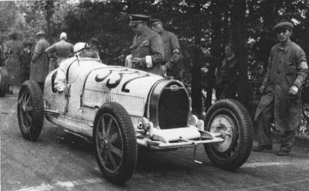 Adolf Brudes in seinem Bu­gat­ti T35B